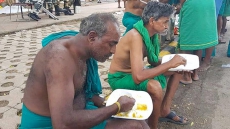 Bangla Sahib Gurdwara Serves 'Daily Langar' To Protesting Tamil Nadu Farmers In Delhi