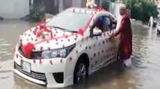 WATCH: This Determined Pakistani Dulha Didn't Let Rain Ruin His Shaadi And People Are Loving Him