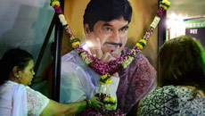 Munde's last rites held in Beed, politicians face public ire