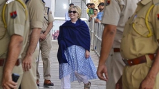 In India, Hillary Clinton Fractures Wrist After Slipping In Bathtub At Umaid Bhavan