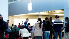 Apple's Ultra-expensive iPhone X Draws Crowds As In-store Sales Begin