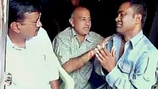 Kejriwal meets attackers, asks police to catch masterminds