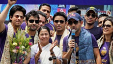 Bengal felicitates KKR, SRK, Juhi at Eden, seven injured in stampede