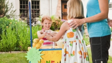 10-Yr-Old Saskatoon Girl Sells Lemonade To Raise Money To Help People With Cystic Fibrosis