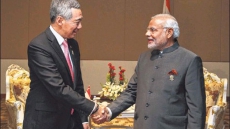 Modi meets Chinese premier, gets China invite