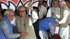 Modi gets grand welcome in Delhi, propitiates gods in Varanasi