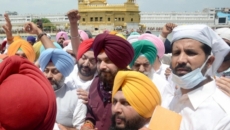 Amid standoff with Punjab CM, Sidhu shows solidarity, strength