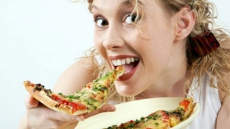 How to hold your pizza slice