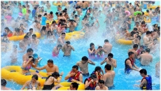 Crowd in thousands descends to a pool party in Wuhan without masks