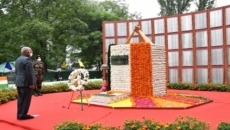 President pays homage to Kargil fallen heroes