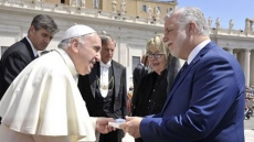 Couillard Invites Pope Francis To Montreal For City's 375th Birthday In 2017