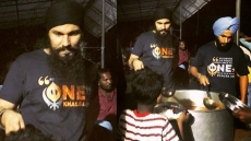 Kerala Flood: Randeep Hooda Joins Relief Work To Serve Meals To Victims; Wins Hearts Online. See Pic