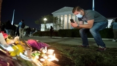 Mourners pay tribute to Ginsburg as battle brews