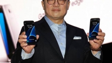 With Its New S7 Phone, Samsung Looks Even More Like Apple