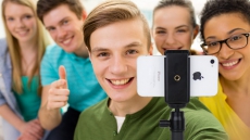 The Ultimate Gift Guide: Triggers And Extenders On The Market To Improve Your Phone Selfies