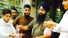Pakistani Sikh Community Joins Muslims To Distribute 'Iftari' In Ramzan