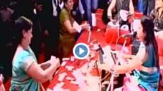 WATCH: In Demonetised, Cash-strapped India, Gujarat Folk Singers Get Showered With Rs 40 Lakh!