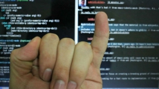 Are You Suffering From 'Smartphone Pinky' Or 'WhatsAppitis'? Read On