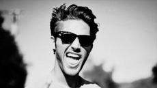 Wear sunglasses to avoid common eye disease