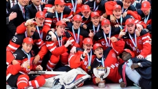Canada hangs on to beat Russia 5-4, end world junior gold-medal drought