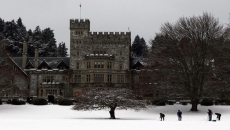 Two Chinese cooks serve 30,000 college students