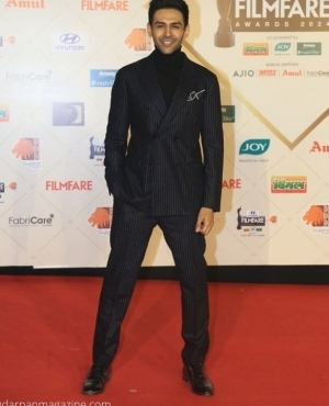 Kartik Aaryan looks hot on the red carpet 