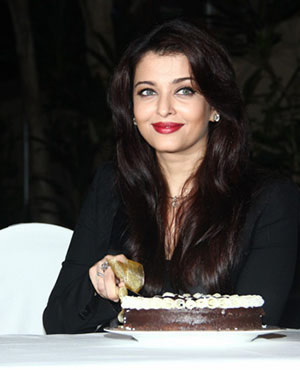 Aishwarya Celebrates Birthday With Fans
