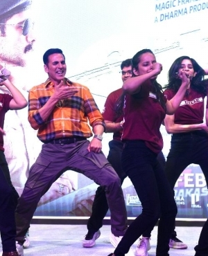 Akshay Kumar and Emraan Hashmee dance with students on stage 