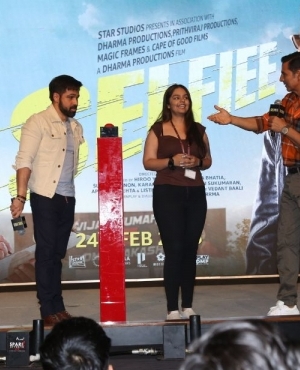 Akshay invites a student from the audience on stage 