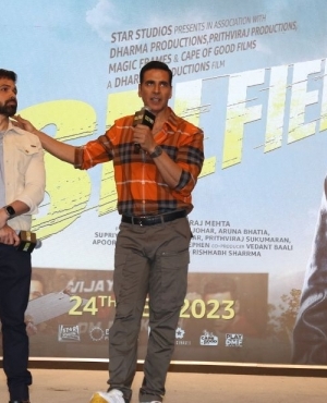 Akshay Kumar addresses the student crowd 