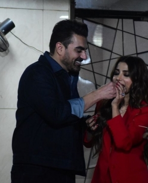  Arbaaz Khan feeds wife Shura Khan delicious chocolate cake   