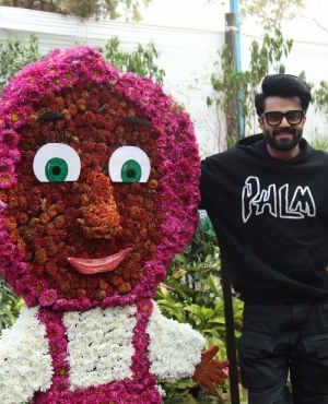 Actor and Comedian Manish Paul at the exhibition with displays decorated in flowers 