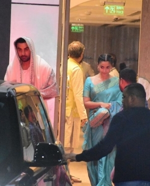 Ranbir Kapoor and Alia Bhatt look nice in their ethnic outfits 