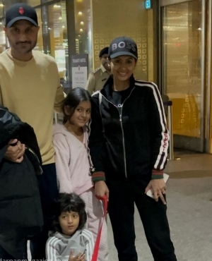 Yo Yo Honey Singh gets snapped with family 