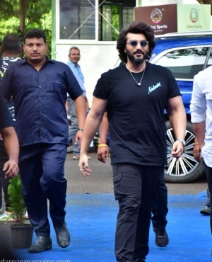Arjun Kapoor is looking casual in all black 