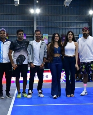 Dhanashree Verma, Yuzvendra Chahal, Janhvi Kapoor, and  Shashank Khaitan all take a group pic together 