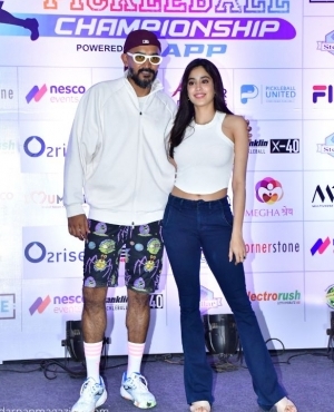 Janhvi Kapoor takes a pic alongside Shashank Khaitan