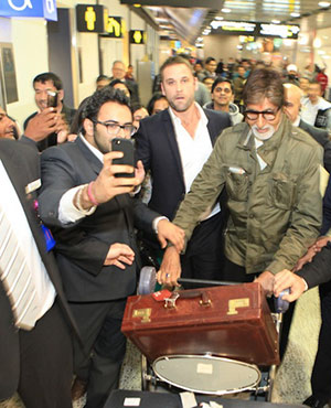 Big B Leaves For Indian Film Festival of Melbourne
