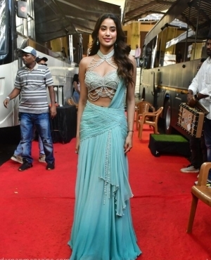 Janhvi Kapoor stuns in her blue outfit on the red carpet