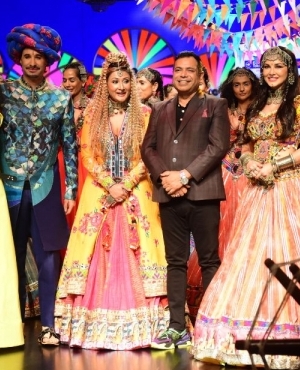 Rohit Verma Padmesh, Daniel Weber, Urvashi Dholakia, and Sunny Leone take a group pic 