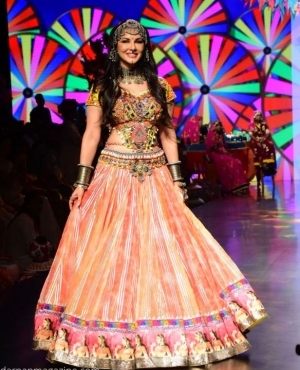 Sunny Leone is dressed in a heavy lehenga and jewellery 