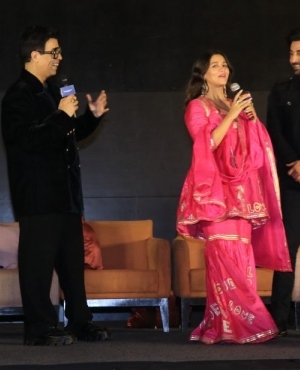 Alia Bhatt Sings at press conference alongside Ranbir Kapoor and Karan Johar