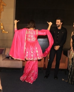 Alia Bhatt shows off that she is pregnant 
