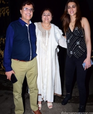 Kriti Sanon with parents 