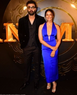 Ranbir Kapoor poses with wife Alia Bhatt 