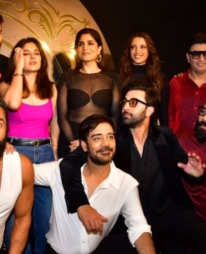  Sunil Shetty, Bobby Deol, Anil Kapoor, and Ranbir Kapoor along with others in the film take a group photo