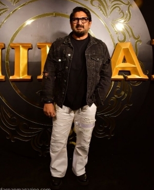  Arshad Warsi goes for a cool look at the screening 