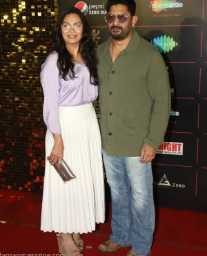 Arshad Warsi takes a pic with wife on the red carpet 