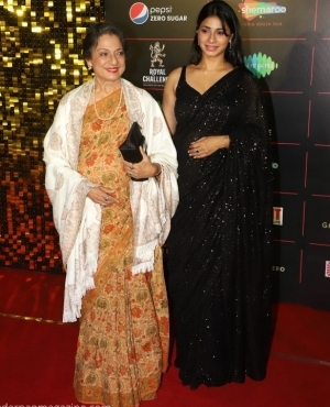 Tanuja Mukherjee with daughter Tanishaa Mukherjee 