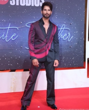 Shahid Kapoor looks handsome in his dressy outfit 